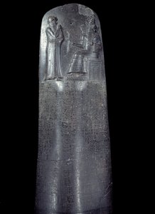 Stele in diorite del Codice di leggi di Hammurabi (o Hammourabi). È coperta di iscrizioni cuneiformi e in cima il re Hammurabi è davanti al dio sole della Mesopotamia, Shamash, divinità della giustizia
