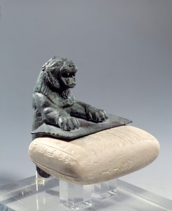 Leone di bronzo che tiene una tavoletta di fondazione in lingua hurrita, scritta in cuneiforme alfabetico da Mesopotamian Mesopotamian