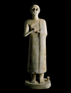 Arte mesopotamica: figurina di donna o dea. Terracotta, III millennio a.C. Da Tell Asmar