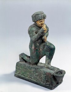 Mesopotamia: Statuetta in argento, bronzo e oro di un adoratore inginocchiato, ex-voto dedicato al dio Amurru per la vita di Hammurabi