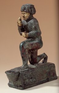Statuetta in argento, bronzo e oro di adoratore inginocchiato, ex-voto dedicato al dio Amurru per la vita di Hammurabi. 1800 a.C. Dal sito di Larsa