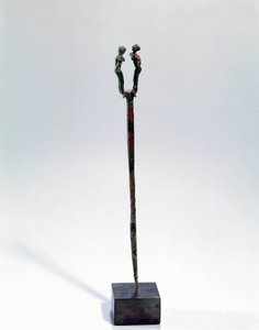 Arte orientale: spilla con testa decorata di due personaggi. Oggetto in bronzo, circa 3300-3200 a.C. (periodo di Uruk, Mesopotamia) da Mesopotamian Mesopotamian