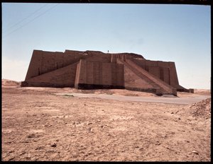 Vista della ricostruita ziggurat, 2050 a.C. da Mesopotamian Mesopotamian