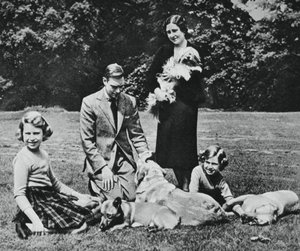 Famiglia reale come gruppo felice di amanti dei cani, 1937 da Michael Chance