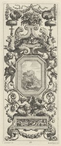 Pannello ornamentale sormontato da un cesto di fiori e una ghirlanda