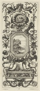 Pannello ornamentale sormontato dalla testa incoronata di una donna e due pavoni