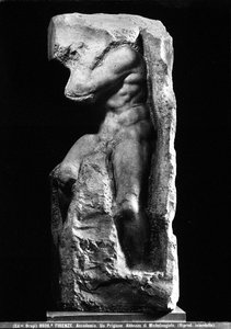Vista frontale dello Schiavo di Michelangelo Buonarroti