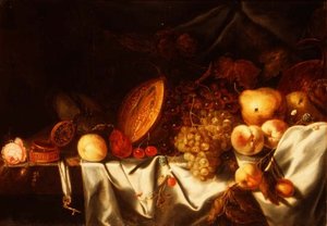 Un melone, uva e altra frutta con una rosa, una coppa di nautilus e un orologio a verge su un davanzale drappeggiato