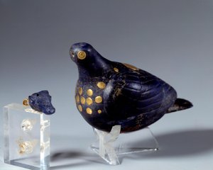Antichità orientale: colomba in lapislazzuli e oro da Middle Elamite Period