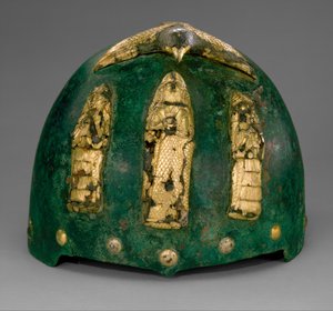 Elmo con figure divine sotto un uccello con ali spiegate, c.1500-1100 a.C. (bronzo, foglia d