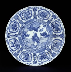 Piatto kraak blu e bianco dipinto con Li Tiegvai che attraversa il mare su una doppia zucca, periodo Wanli, 1594-1610 (porcellana)