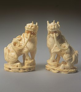 Coppia di Qilin scolpiti da Ming Dynasty Chinese School
