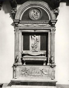 Monumento al Conte Ugo (m.1001) Marchese di Toscana da Mino da Fiesole
