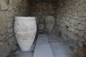 Sito archeologico minoico di Festo. Il magazzino dei pithoi giganti da Minoan