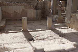 Sito archeologico minoico di Festo. Il Megaron della regina (cioè gli appartamenti della regina). Il più meridionale degli "Appartamenti Reali di Festo". Il pavimento era pavimentato con lastre di gesso e intonaco rosso riempiva gli interstizi. Il gesso er da Minoan