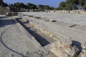 Sito archeologico minoico di Festo. Vista generale del cortile centrale dai santuari dell