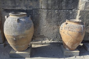 Sito archeologico minoico di Festo. Grandi pithoi (vasi di stoccaggio), trovati presso il cortile centrale. Creta da Minoan