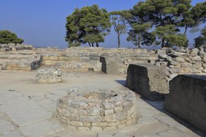 Sito archeologico minoico di Festo. Parte del complesso nord-est. Complesso di quattro stanze direttamente adiacenti al vecchio palazzo. Queste stanze venivano utilizzate per conservare preziosi vasi rituali. Il famoso 