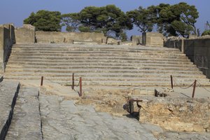 Sito archeologico minoico di Festo. Scala che parte dal cortile ovest e conduce ai Propilei da Minoan