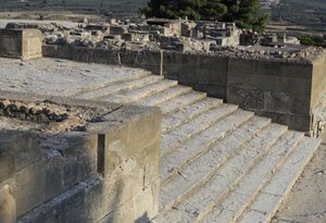 Sito archeologico minoico di Festo. Scala che parte dal cortile ovest e conduce ai Propilei, l