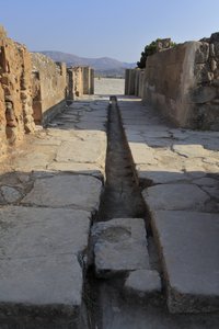 Sito archeologico minoico di Festo. Ampio corridoio con un canale di drenaggio dietro il portale dell