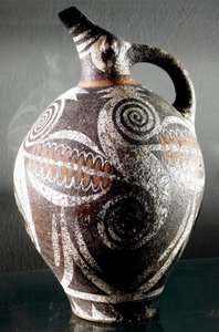 Arte minoica: brocca di ceramica decorata con disegni policromi. Da Festo. Dim. 27 cm Museo Archeologico, Heraklion, Creta da Minoan