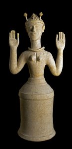 Arte minoica: statua in terracotta della Dea dei Papaveri, divinità del sonno o della morte da Minoan