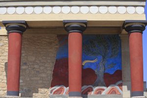 Sito archeologico minoico di Cnosso. Ingresso nord, Sala del pilastro nord. Bastione ricostruito da Arthur Evans con una copia di un affresco in rilievo restaurato di un toro. Cnosso, Creta. da Minoan