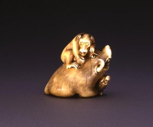 Netsuke, raffigurante un cinghiale con una scimmia, c.1800-10 da Mitsuhide