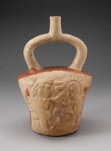 Vaso a staffa inciso con scena di battaglia soprannaturale da Moche