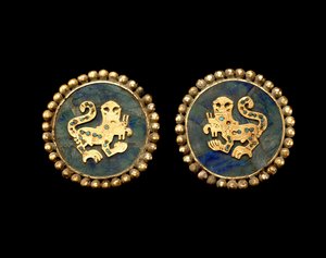 Coppia di ornamenti per orecchie raffiguranti felini soprannaturali da Moche Moche