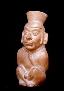 Arte precolombiana, civiltà Mochica: bottiglia antropomorfa in terracotta che rappresenta un prigioniero prima del suo sacrificio (porta una corda intorno al collo e le mani legate dietro la schiena). 200 a.C.-700 d.C. Lima, Museo Nazionale di Antropologia da Moche Moche