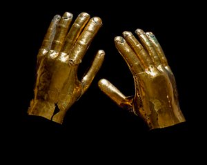 Arte precolombiana, cultura Mochica: mani funerarie in oro. 200-500 d.C. Lima, Museo dell