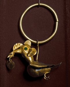 Orecchino con uccello in oro da Moche Moche