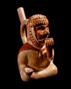 Vaso antropomorfo rappresentante un mendicante cieco che suona uno strumento musicale (flauto di Pan?) da Moche Moche