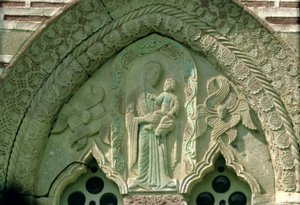 Madonna con Bambino, dettaglio della finestra della chiesa, costruita 1413-17