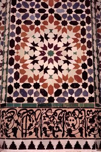Il muro inferiore del cortile principale, costruito dai Saadiani nel 1565 (piastrelle zellij) (dettaglio) da Moroccan School