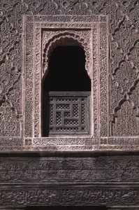 Vista di una finestra nel cortile della Medersa Ali ben Youssef, costruita dai Saadiani nel 1565 (legno di cedro e stucco)