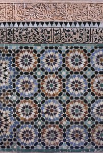 Muro del cortile principale, dettaglio, costruito dai Saadiani nel 1565 (piastrelle zellij e stucco) da Moroccan School