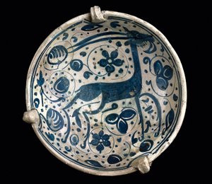 Arte mudéjar: coppa ceramica azzurra, decorata con un cervo di Paterna, Manises (stile ispano-moresco). XIV o XV secolo da Mudejar School
