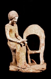 Arte micenea: figura femminile vicino a un forno con in mano una pagnotta di pane. XVI secolo a.C. Strasburgo, museo archeologico