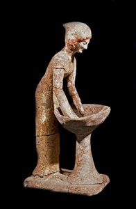Arte micenea: figurina di donna che macina farina. XVI secolo a.C. Strasburgo, museo archeologico