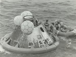 Astronauti in Scialuppa di Salvataggio Dopo l