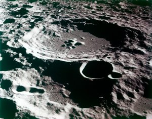 Vista ravvicinata di un cratere sulla superficie della Luna