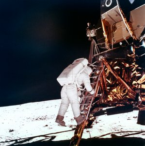 Edwin Buzz Aldrin scende i gradini della scala del Modulo Lunare per camminare sulla Luna, 1969