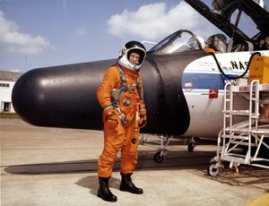 Astronauta della NASA con aereo sperimentale da NASA Images