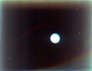Urano con i satelliti Miranda, Ariel e Umbriel, da Voyager 2, 24 gennaio 1986 da NASA Images