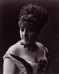 Ritratto di una donna. Viso di una donna che indossa un décolleté e una collana con pendenti a forma di cuore da studio of Nadar
