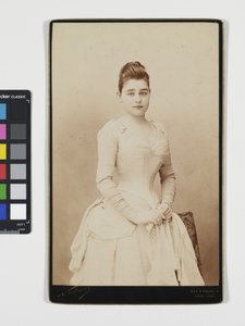 Ragazza in abito da sera da Nadar