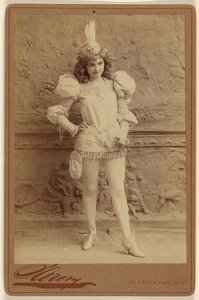 [Attrice non identificata in costume, in piedi] da Napoleon Sarony